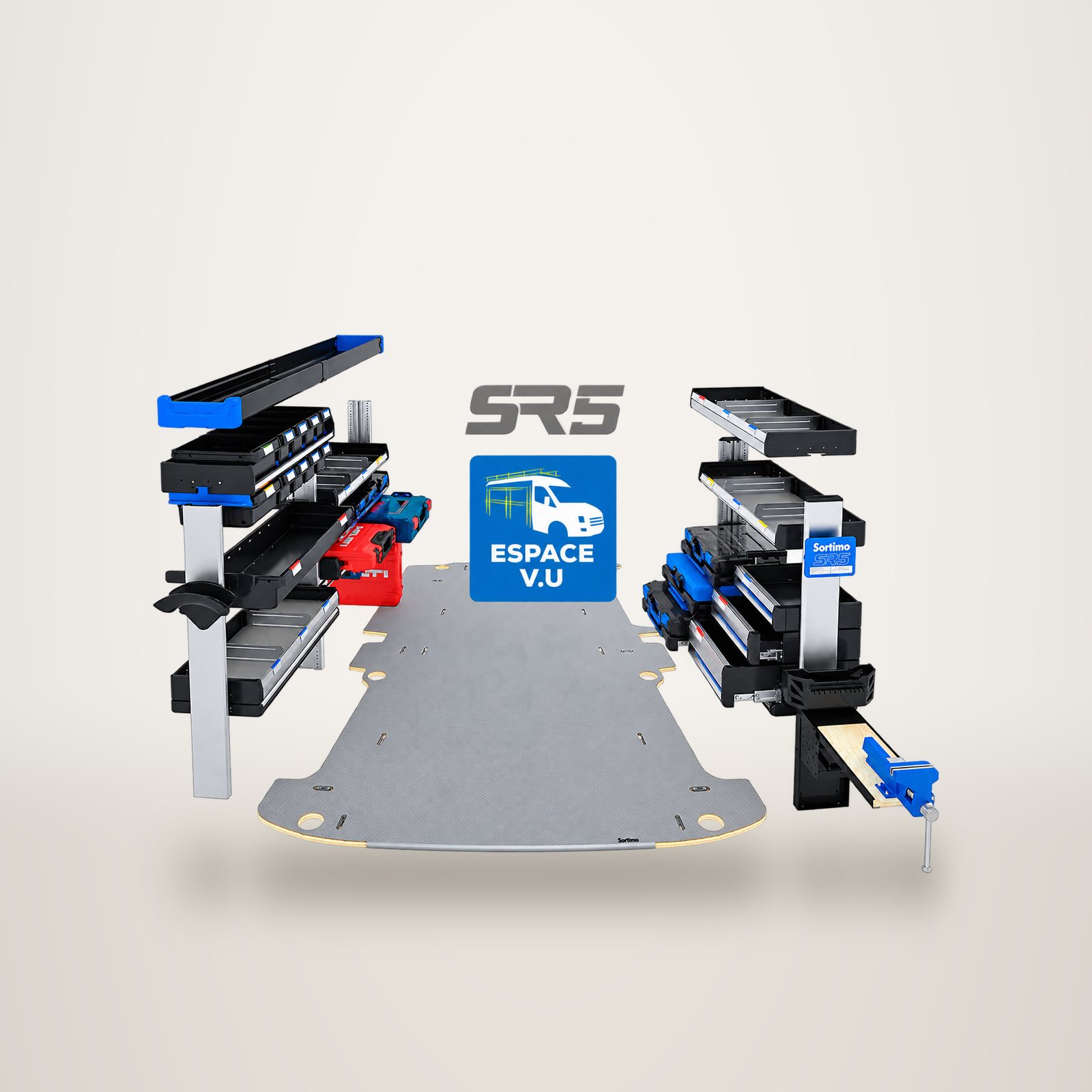 Rendu 3D d'un aménagement de véhicule utilitaire Sortimo SR5 avec étagères, caisses à outils, plancher gris et étau, accompagné du logo Espace V.U.