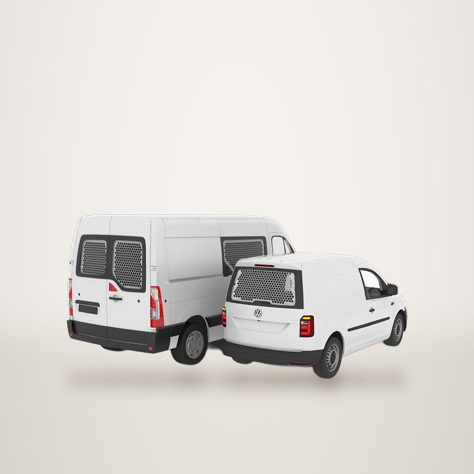 Deux camionnettes utilitaires blanches vues de l'arrière, dont les vitres sont protégées par des grilles métalliques perforées à motif alvéolaire, sur fond blanc.