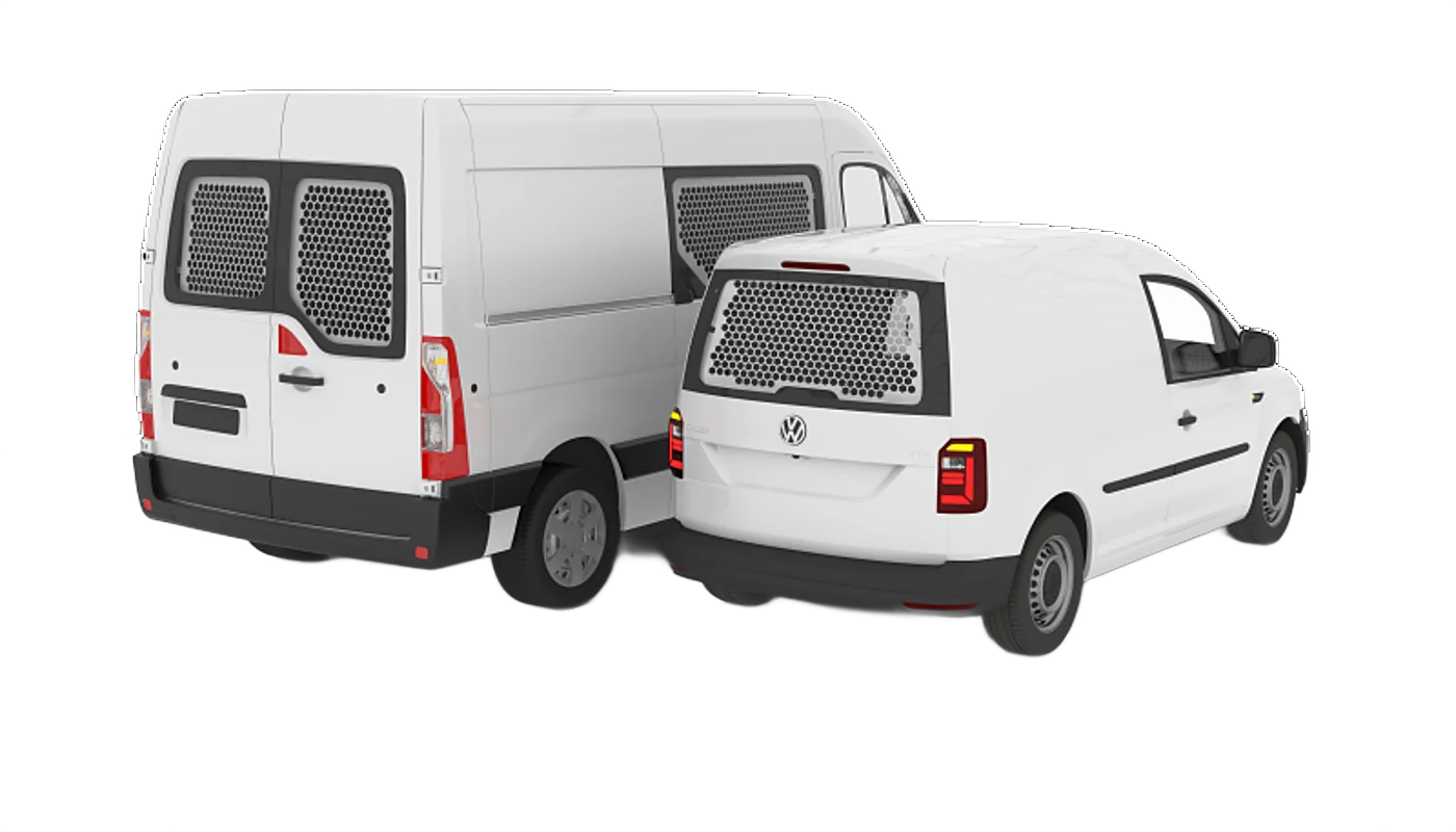 Deux camionnettes utilitaires blanches vues de l'arrière, dont les vitres sont protégées par des grilles métalliques perforées à motif alvéolaire, sur fond blanc.