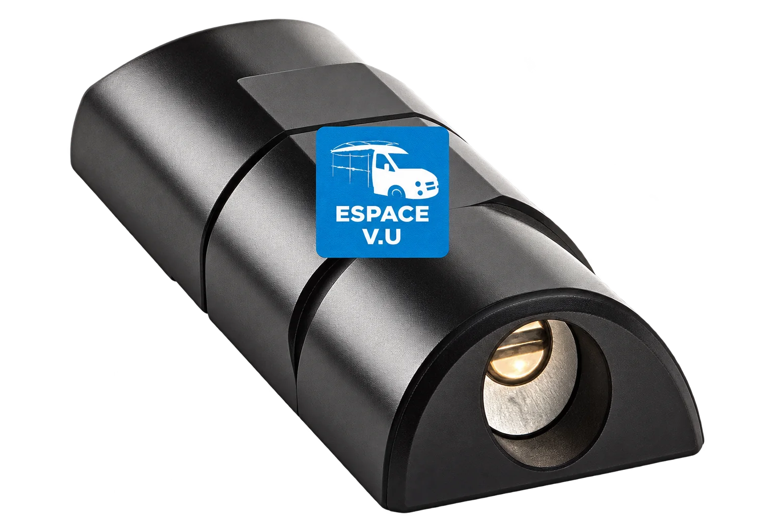 Une serrure noire de forme demi-cylindrique avec une clé dans le barillet, portant le logo bleu Espace V.U.