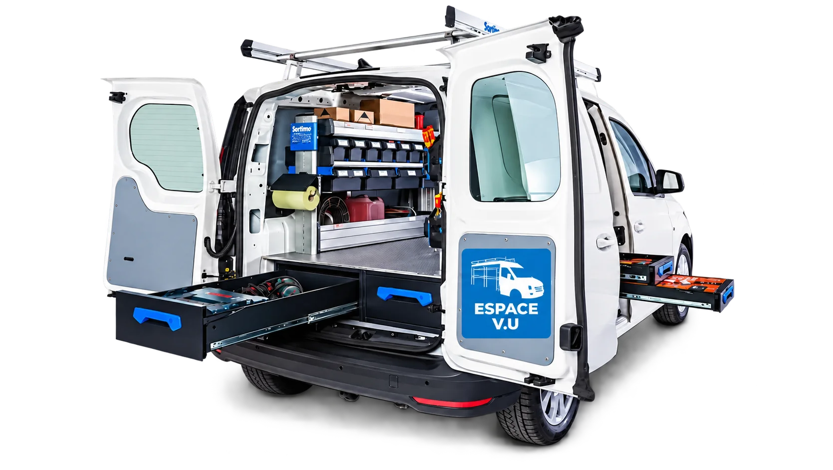 Utilitaire blanc aménagé, portes arrière ouvertes, tiroirs et rangements sortis