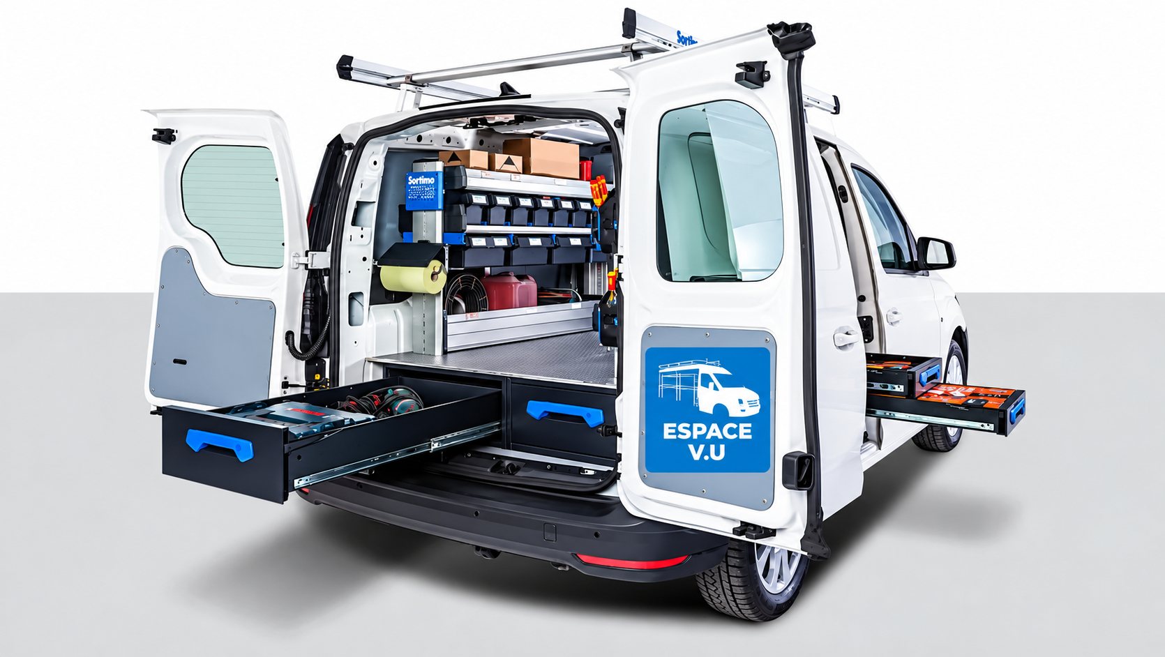 Camionnette blanche portes arrière ouvertes, équipée de tiroirs coulissants bleus et noirs et d'étagères de rangement pour outils, sur fond gris et blanc.